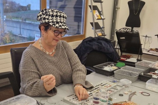 Petra am Schmuck machen Bern-Ost.jpg